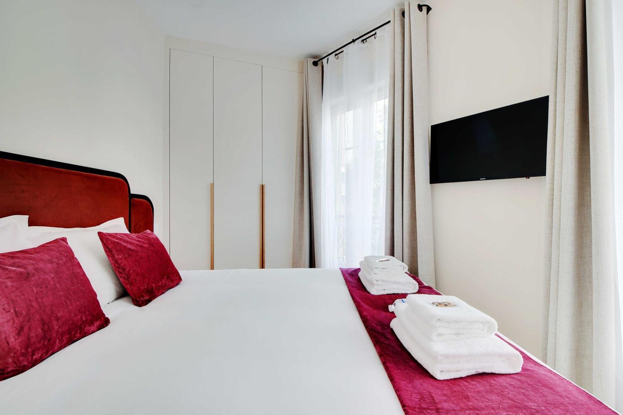 Parisian With Air Conditioning Eiffel Tower Apartment