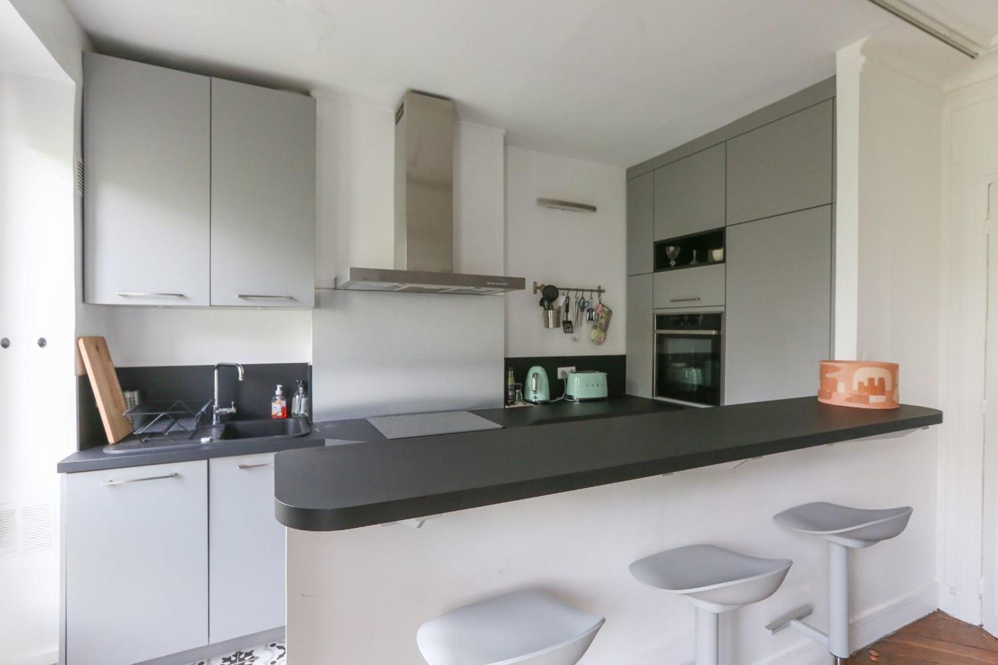 Bright And Charming In The 12th Apartment