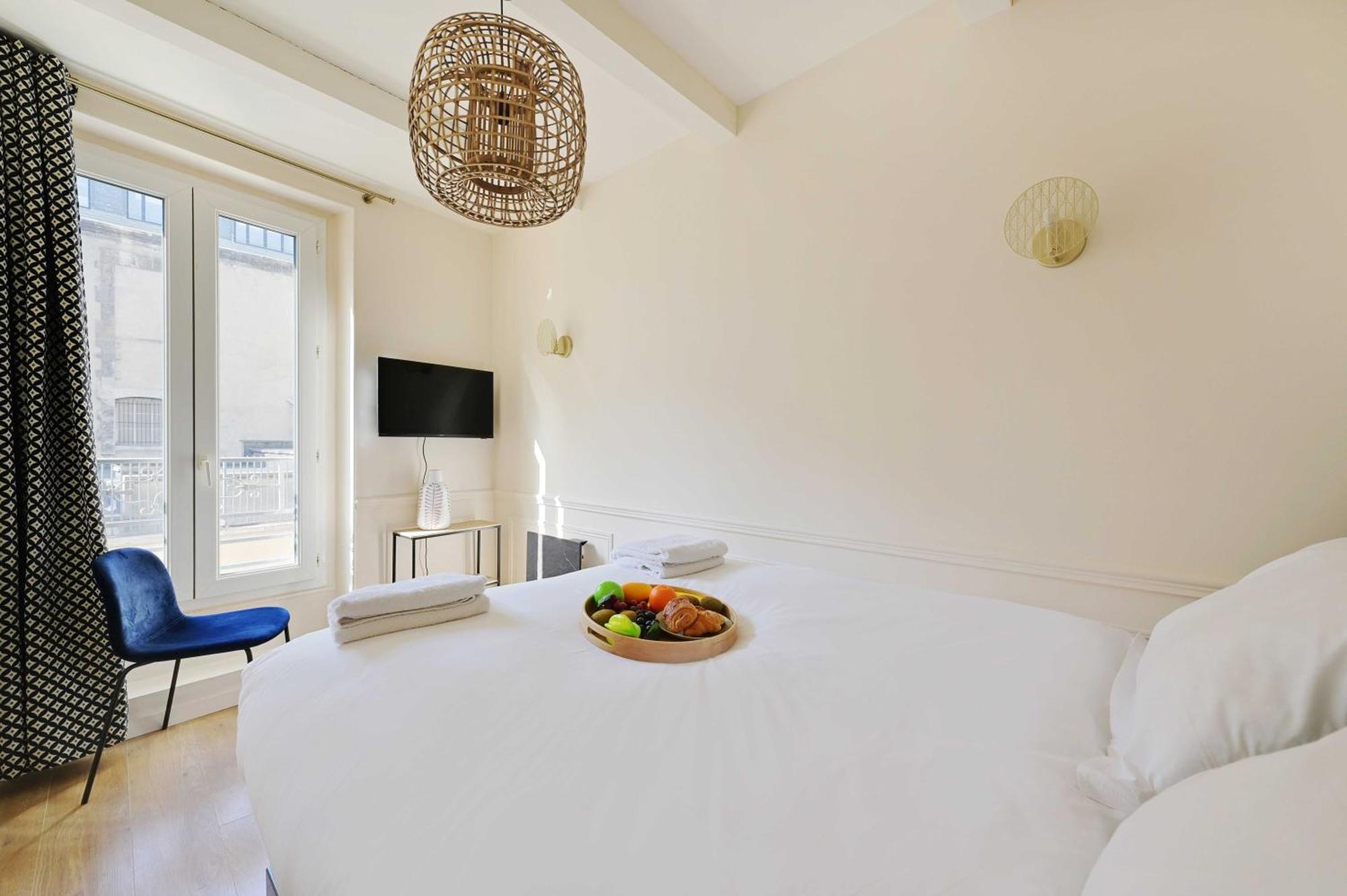 Beautiful 2br - 4p Republique Temple