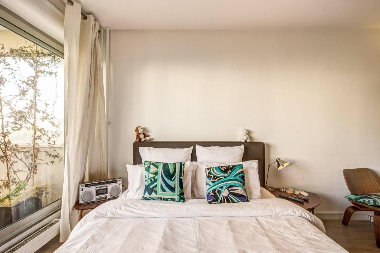 Beautiful Big In Rue Saint Apartment