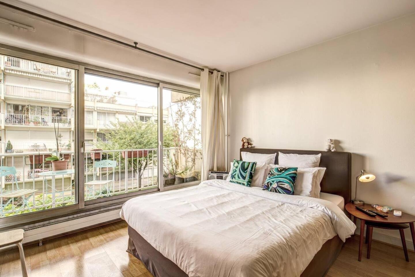 Beautiful Big In Rue Saint Apartment
