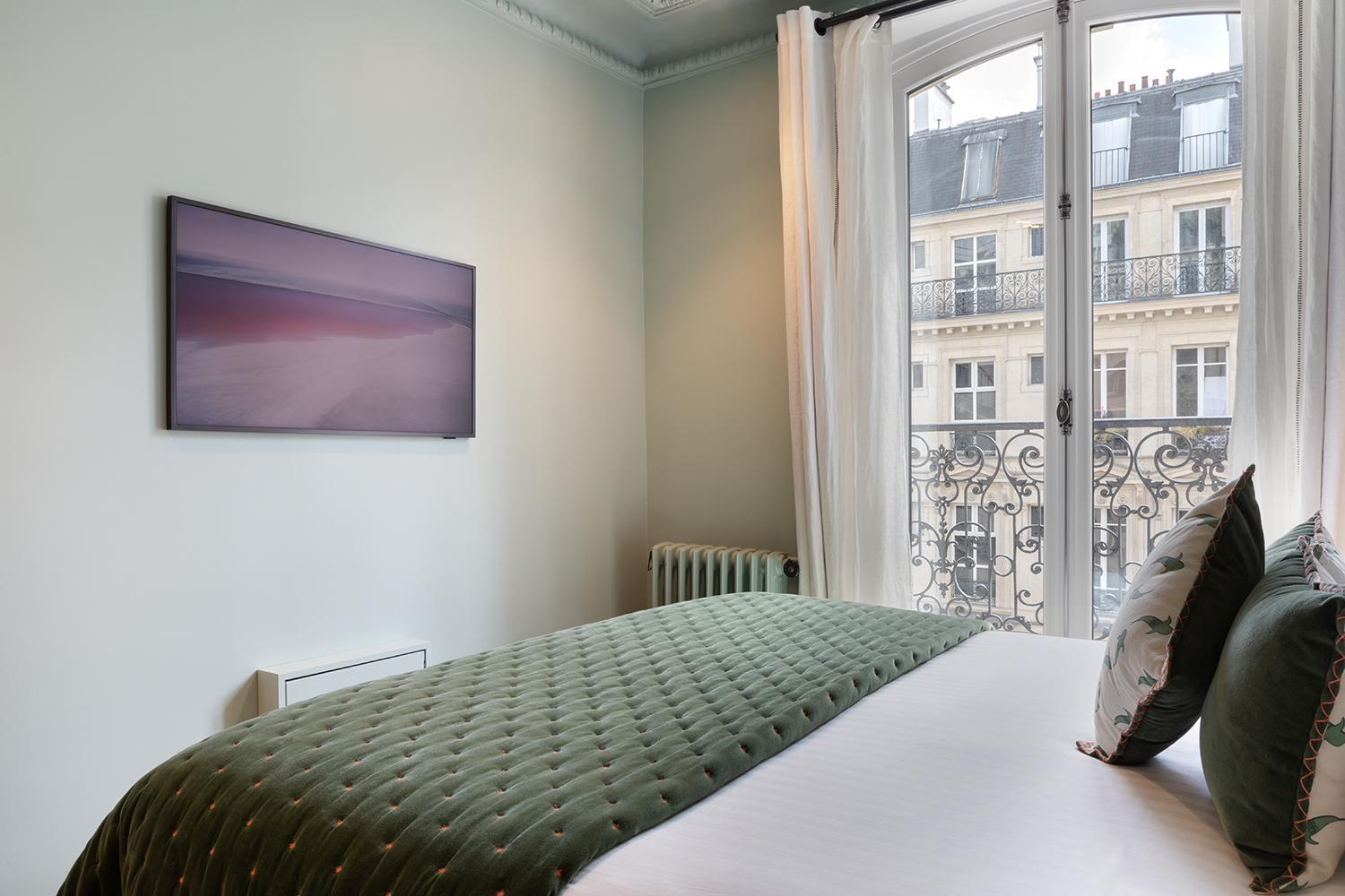 Collection Serviced In Opera - Rue Saint-lazare
