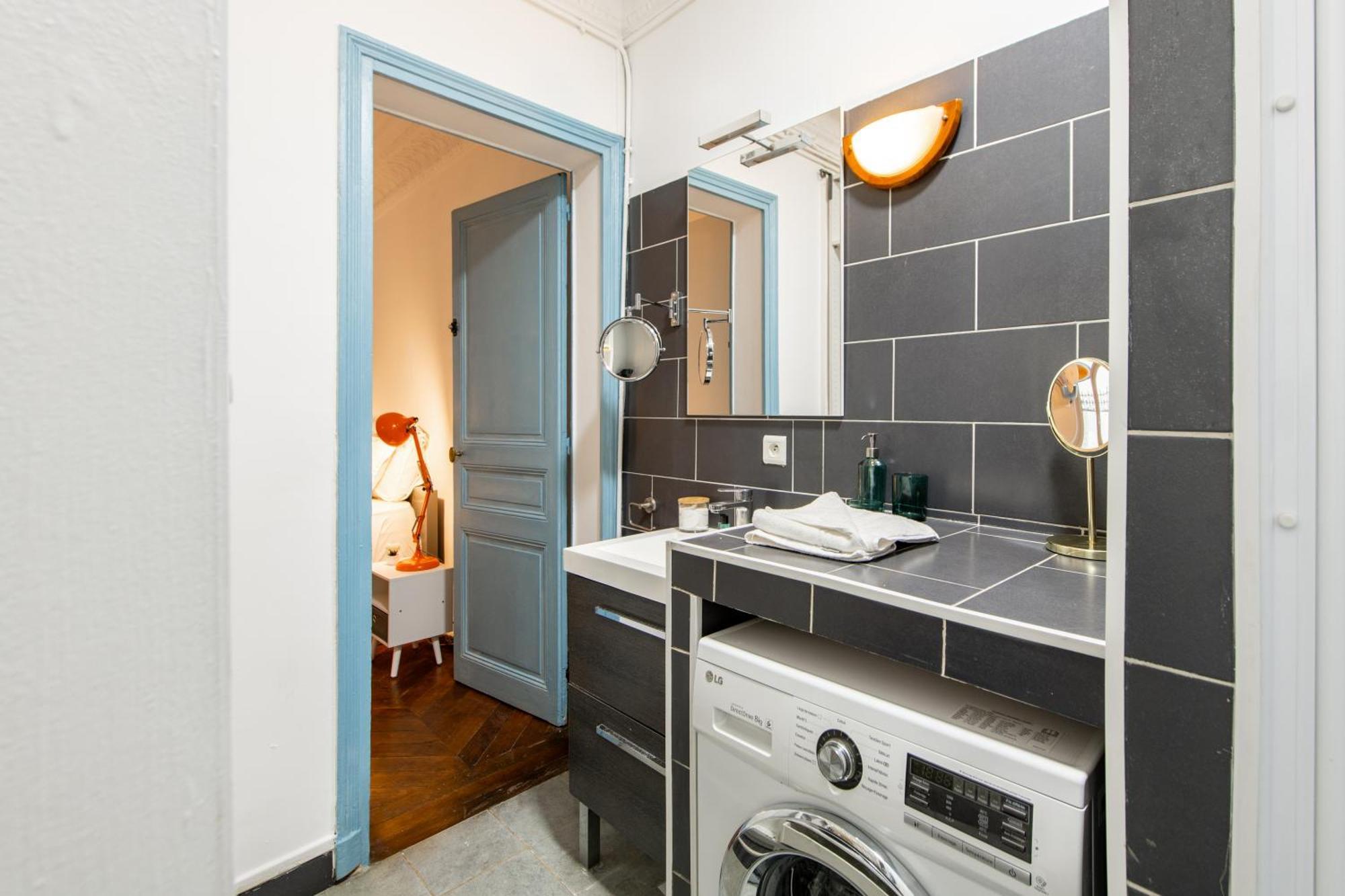 Apartment Stylish 2-bedroom Near The Famous Moulin Rouge Paris
