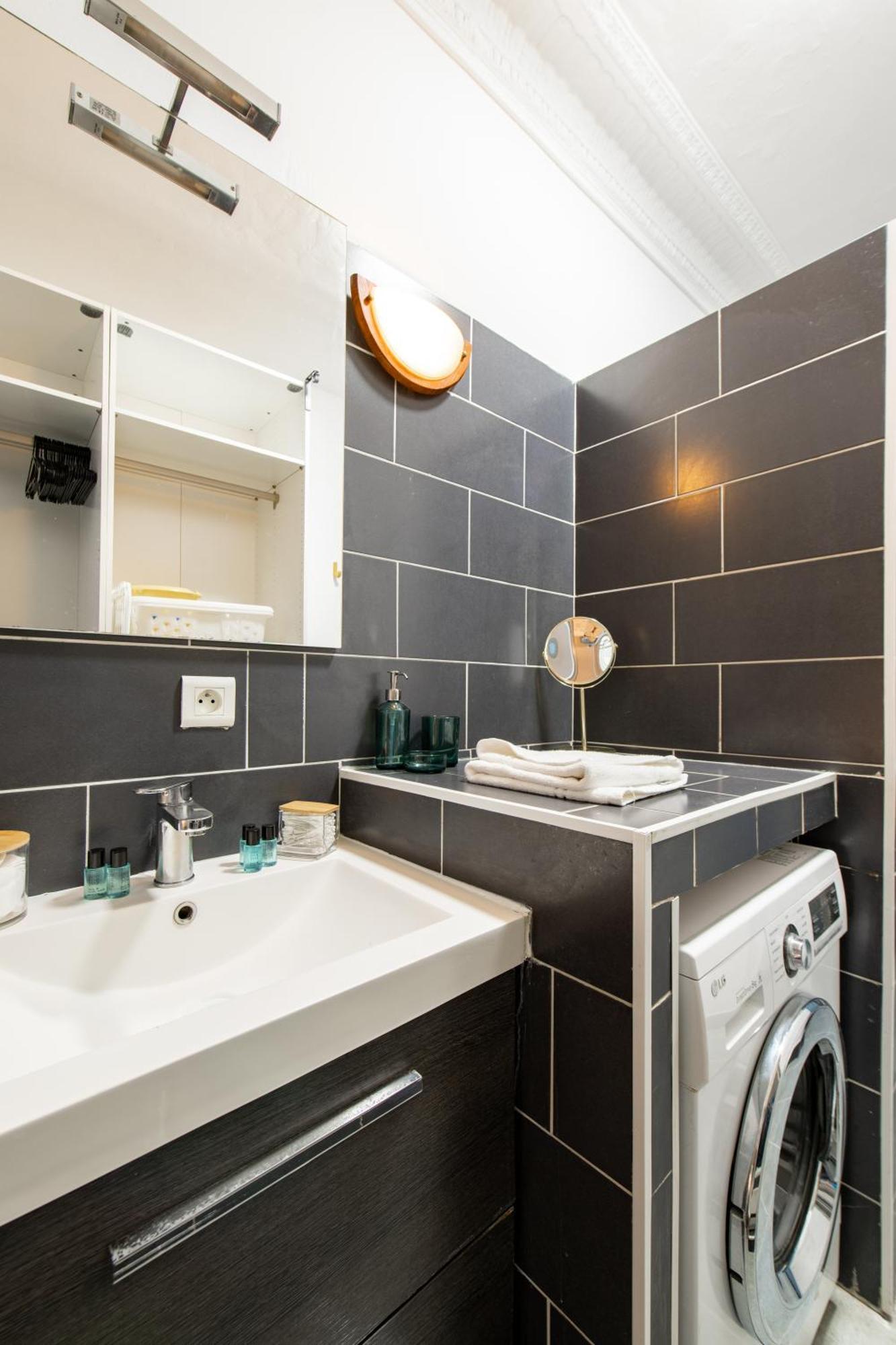 Stylish 2-bedroom Near The Famous Moulin Rouge * Paris