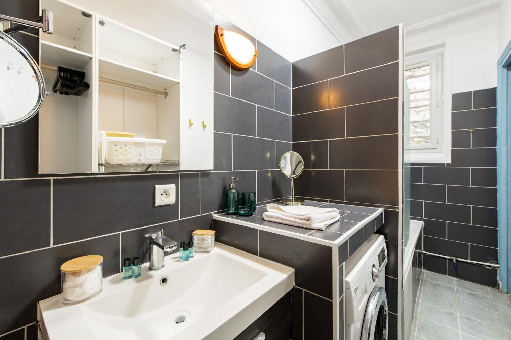 Stylish 2-bedroom Near The Famous Moulin Rouge Apartment *