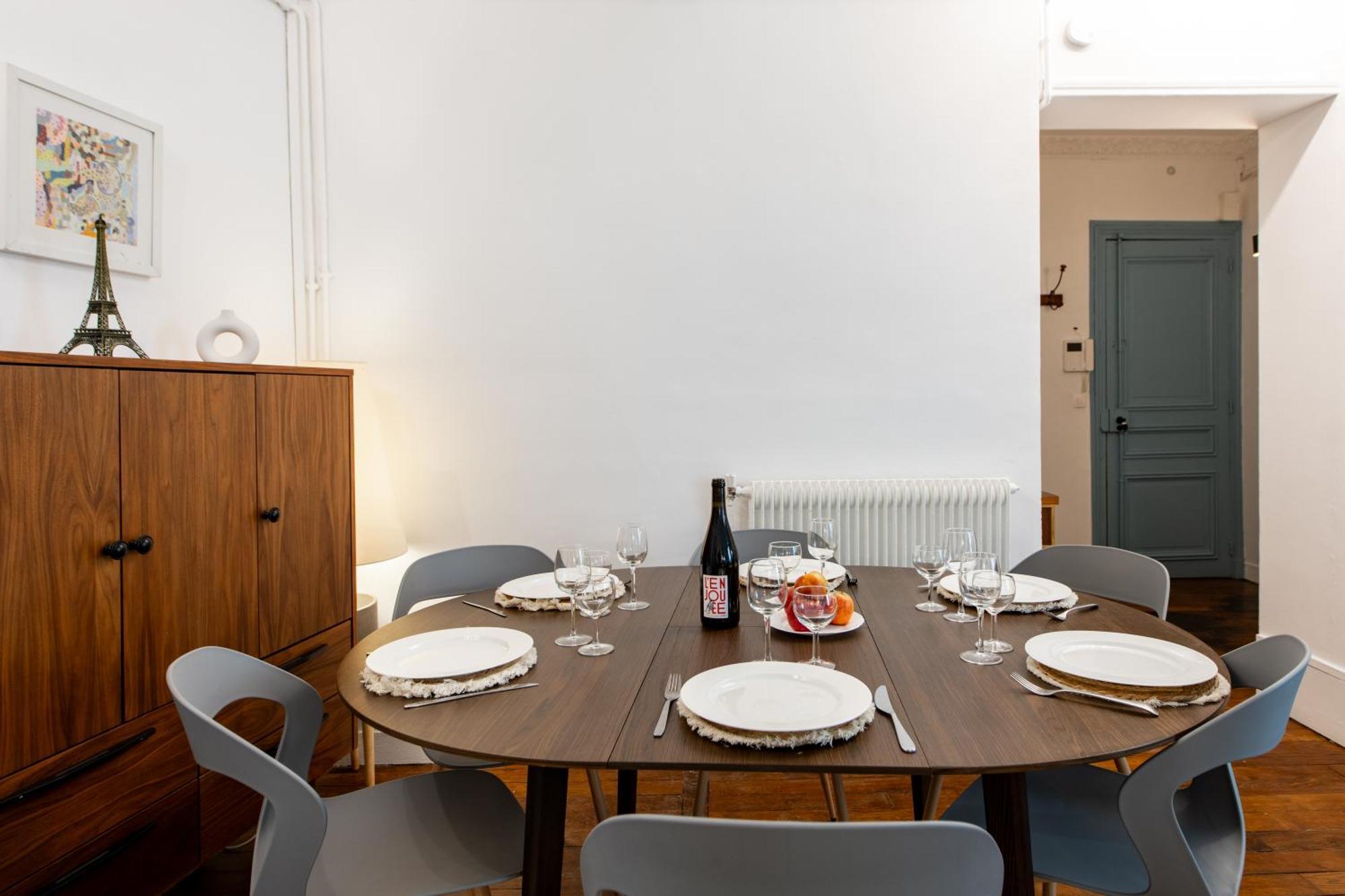 Stylish 2-bedroom Near The Famous Moulin Rouge Apartment *