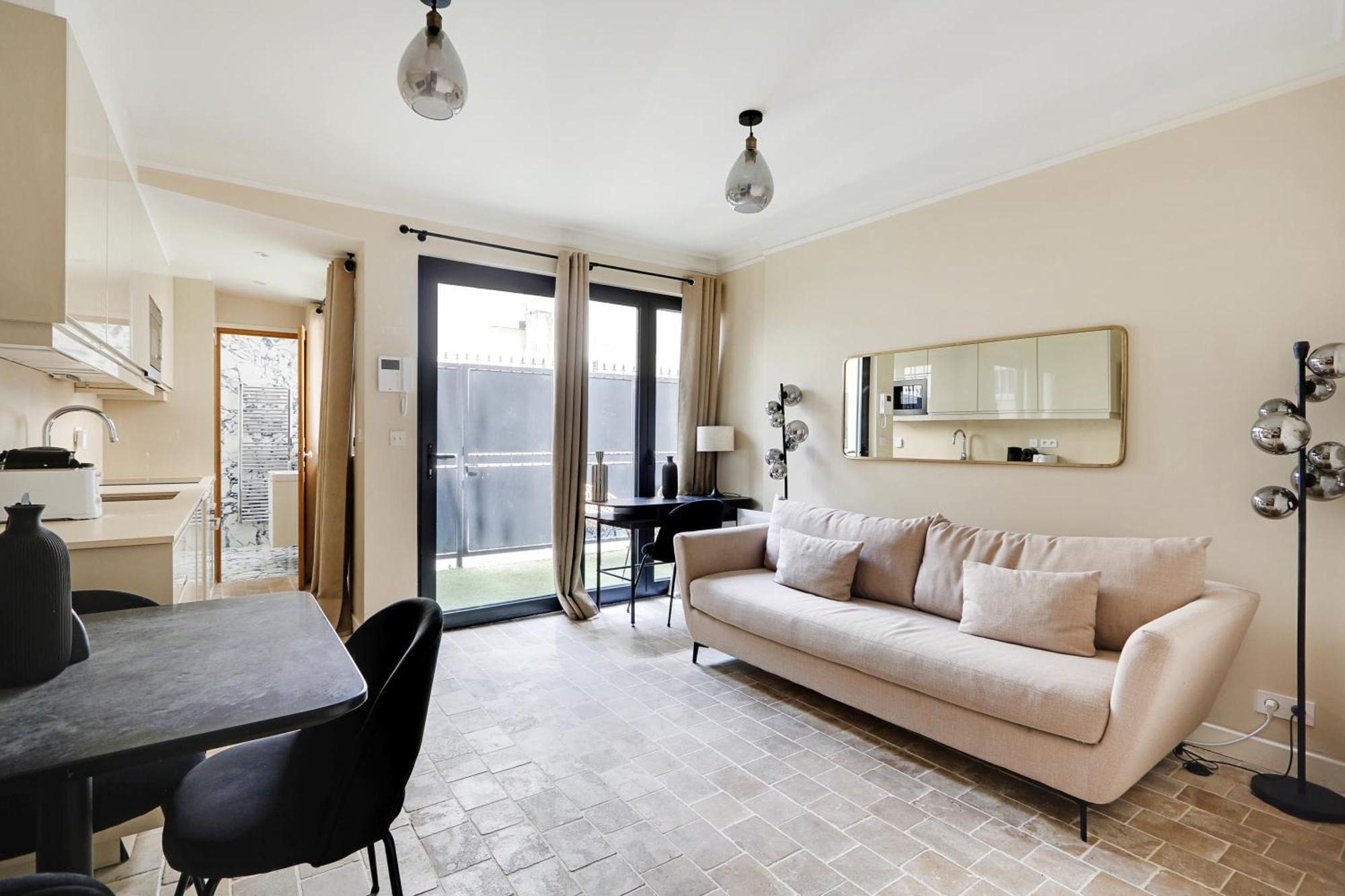 Pick A Flat's In Monrmartre - Rue Lepic