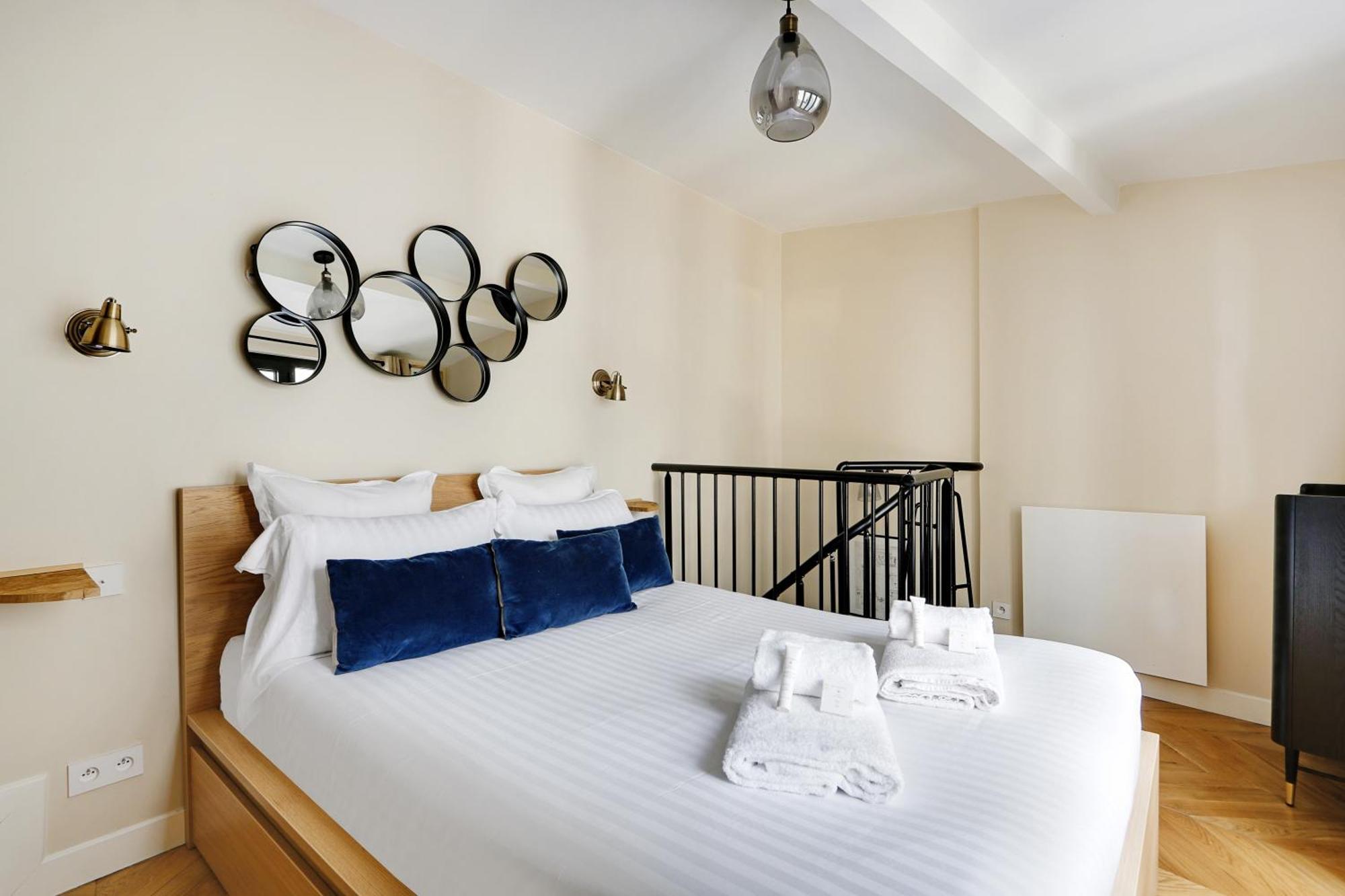 Pick A Flat's In Monrmartre - Rue Lepic *