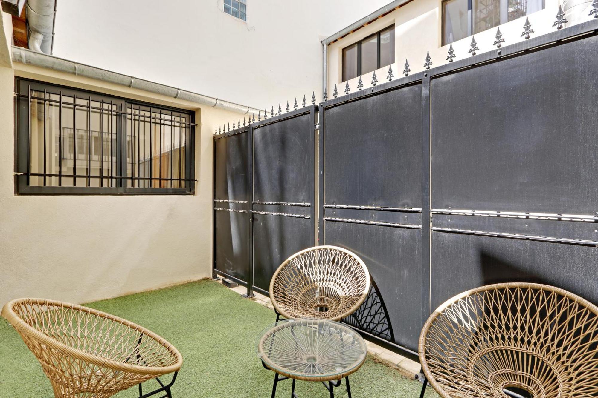 Pick A Flat's In Monrmartre - Rue Lepic