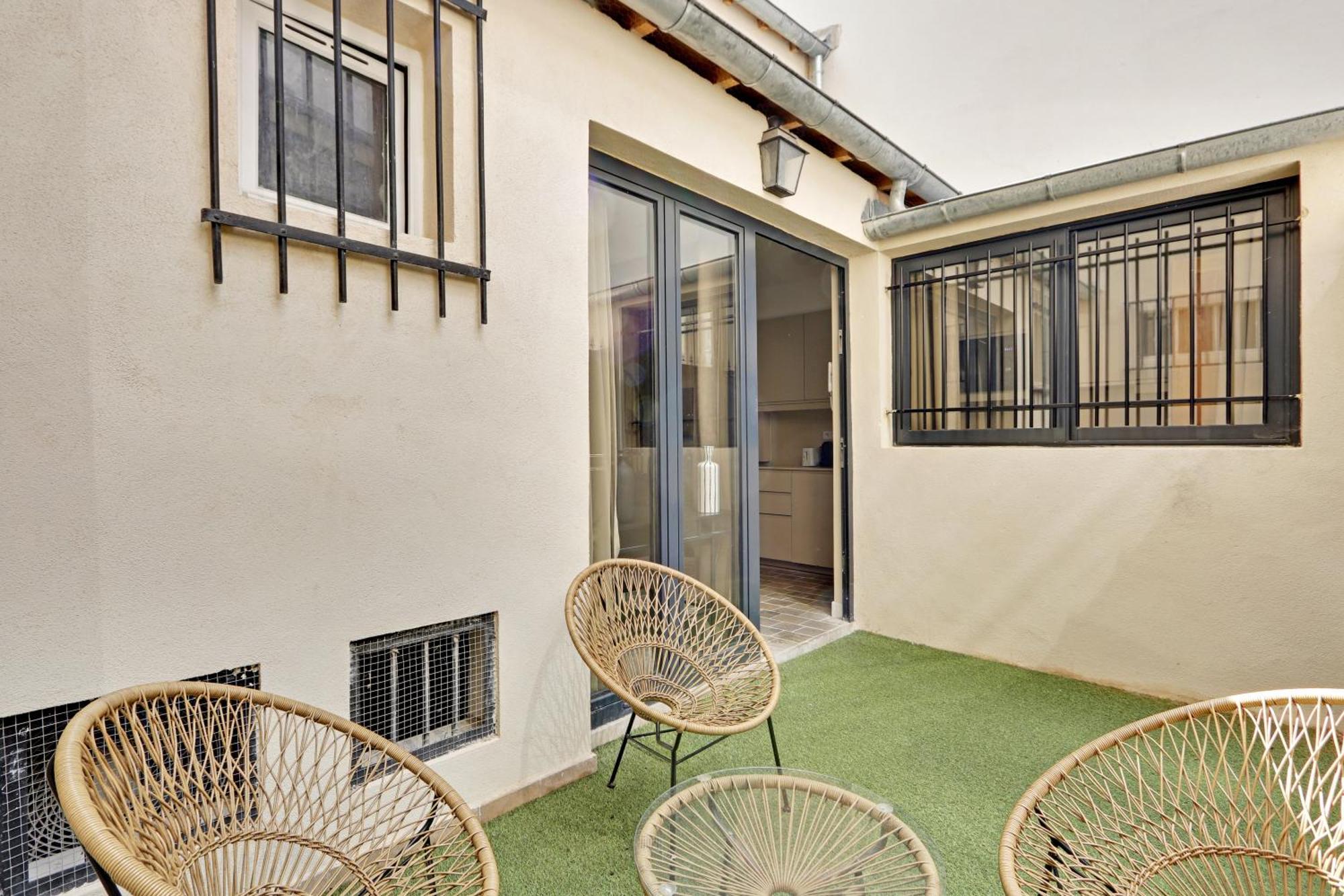 Pick A Flat's In Monrmartre - Rue Lepic