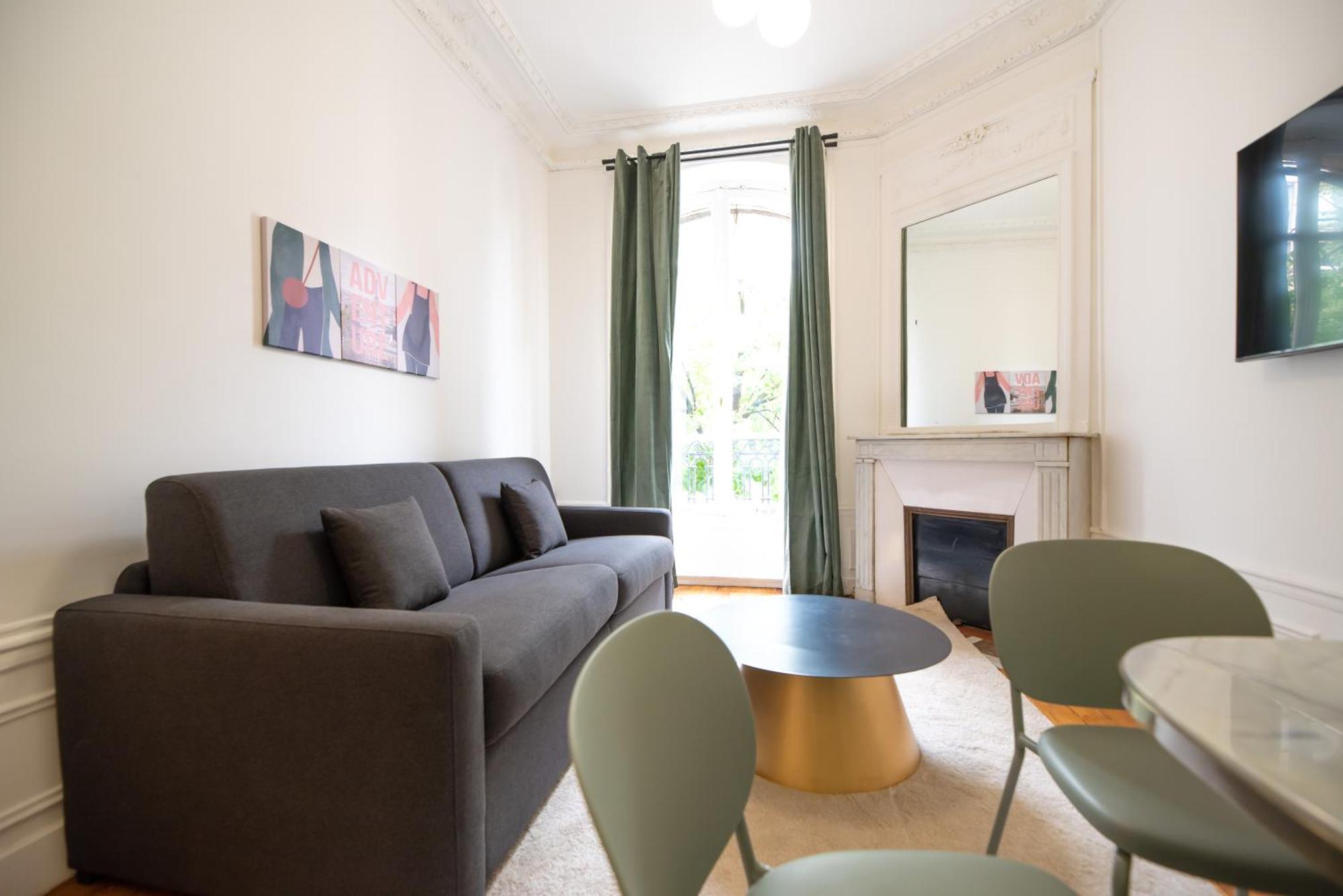 Gustave Eiffel - Apartment *