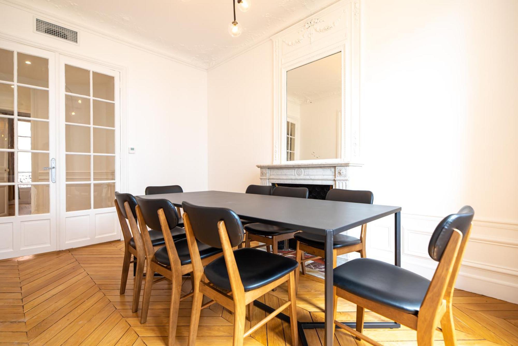 Gustave Eiffel - Apartment *