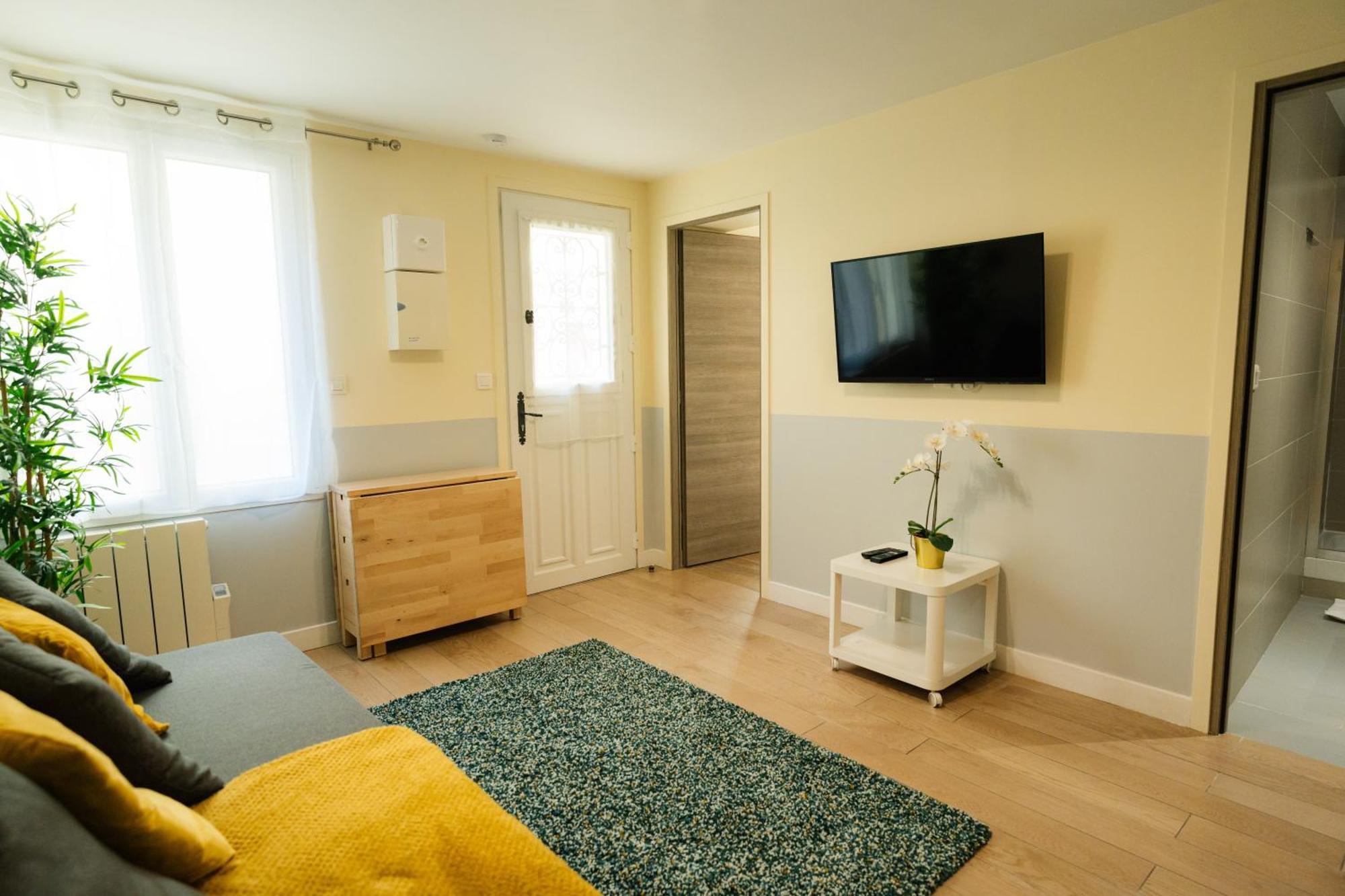 Apartment Beautiful Yellow Near Marais And Bastille *