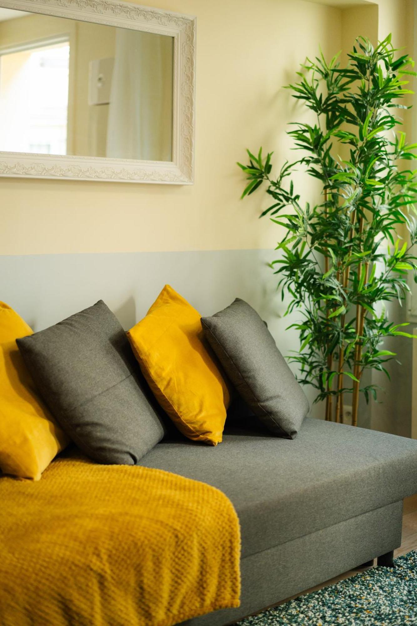 Beautiful Yellow Near Marais And Bastille Apartment