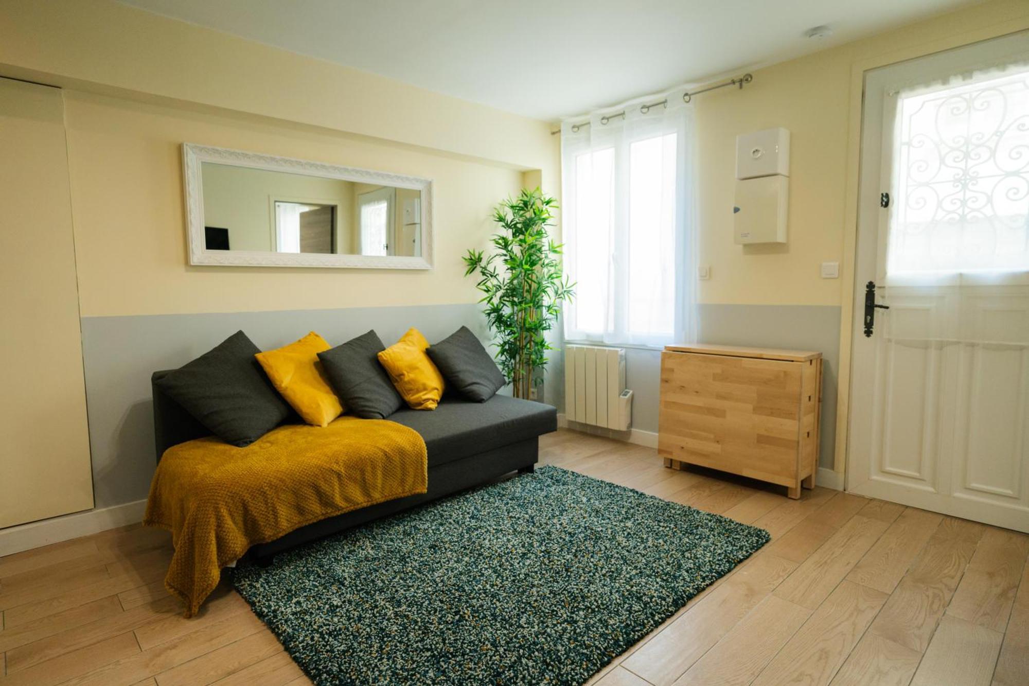 Apartment Beautiful Yellow Near Marais And Bastille