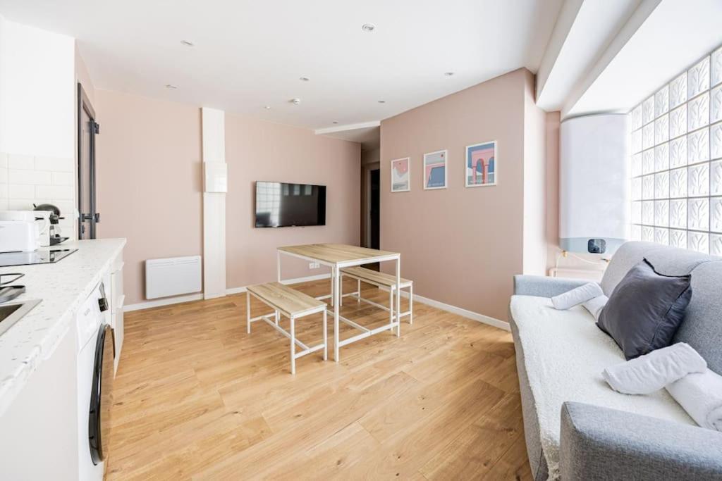 Charme Parisien 6 Personnes, 2 Chambres, 19eme *