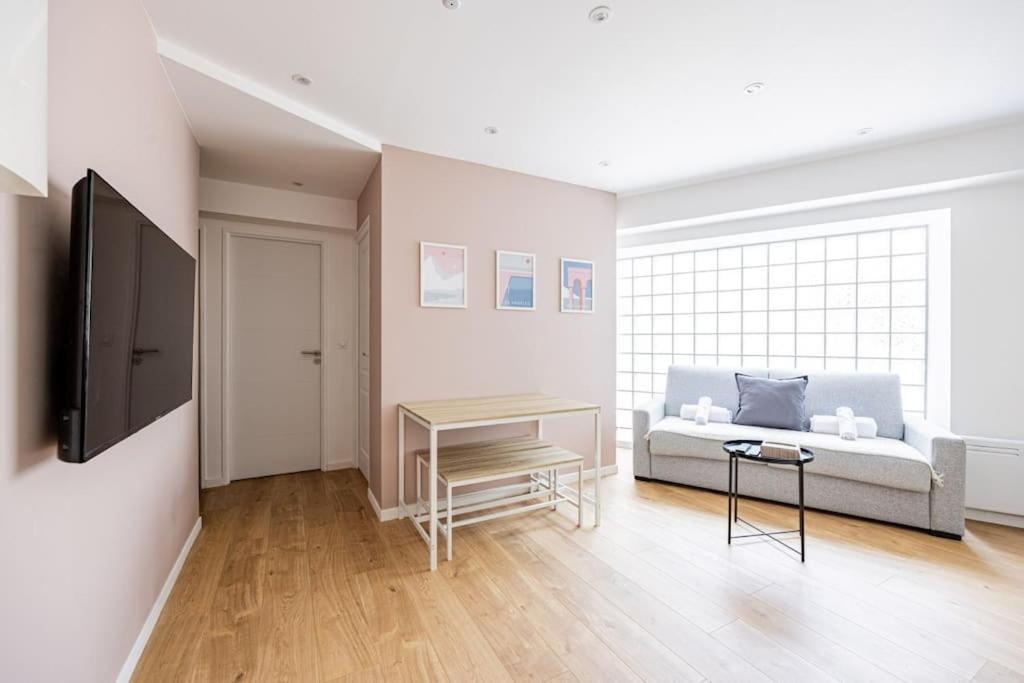 Charme Parisien 6 Personnes, 2 Chambres, 19eme *
