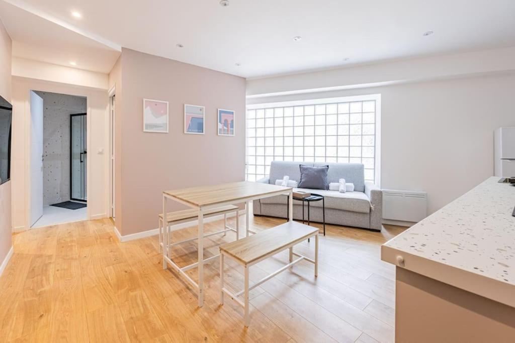 Appartamento Charme Parisien 6 Personnes, 2 Chambres, 19eme Parigi