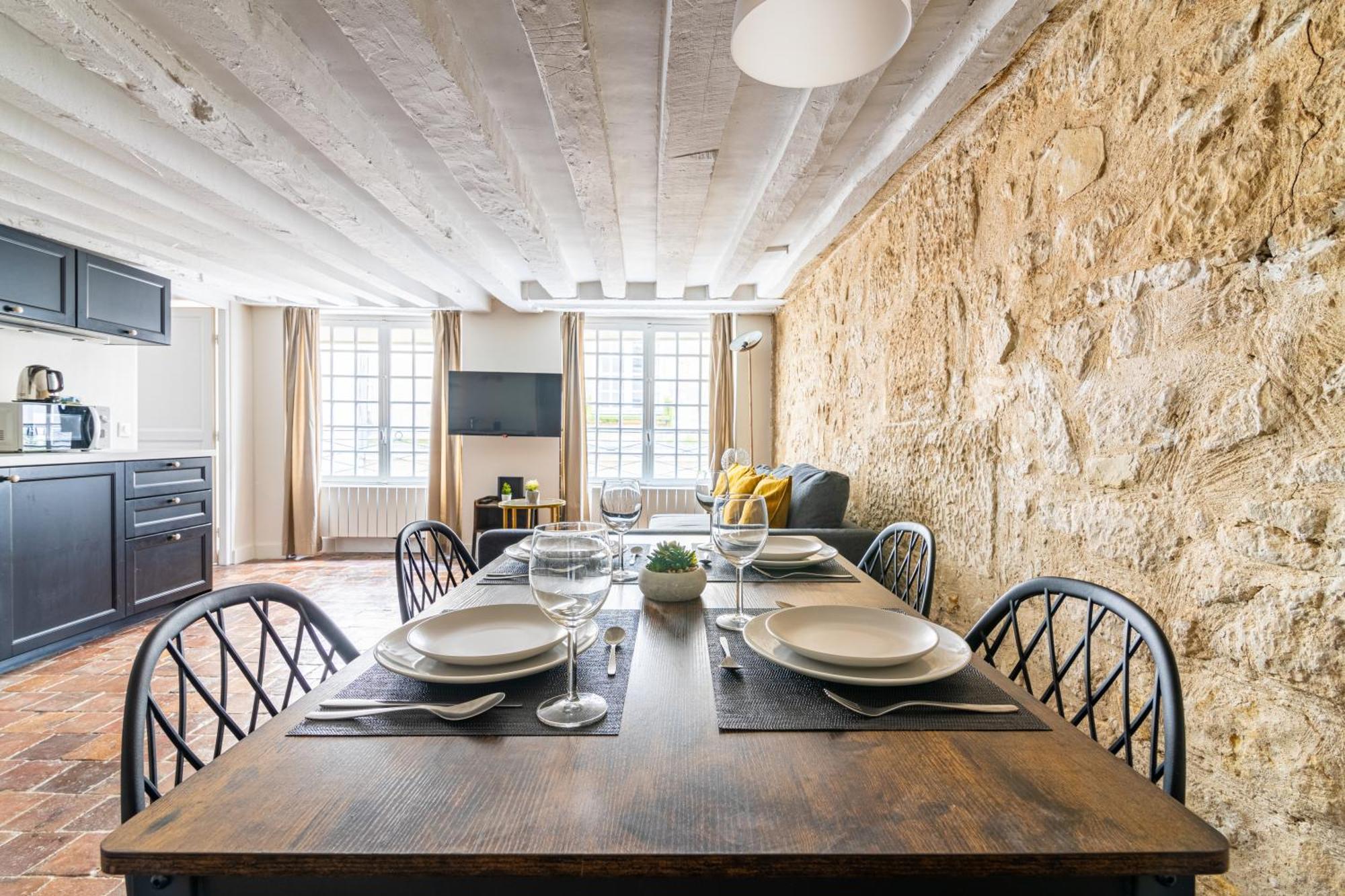Au Coeur De Ile Saint-louis Free Netflix Apartment