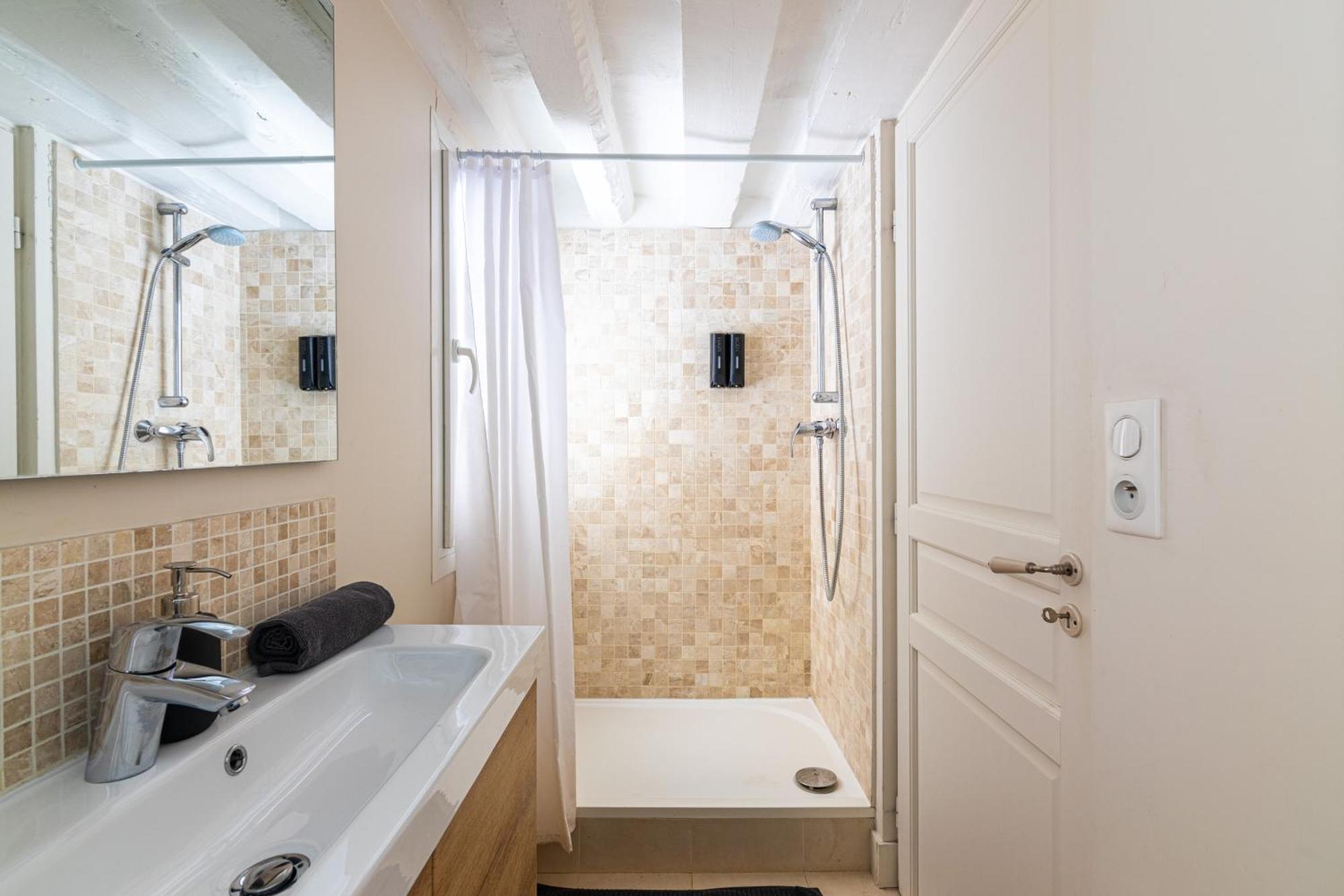 Apartment Au Coeur De Ile Saint-louis Free Netflix *
