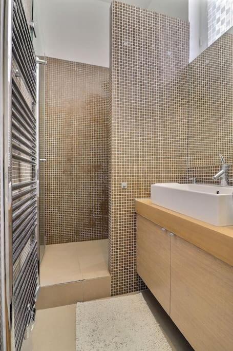 Luxury 3 Bedrooms Near Champs Elysees * Parigi