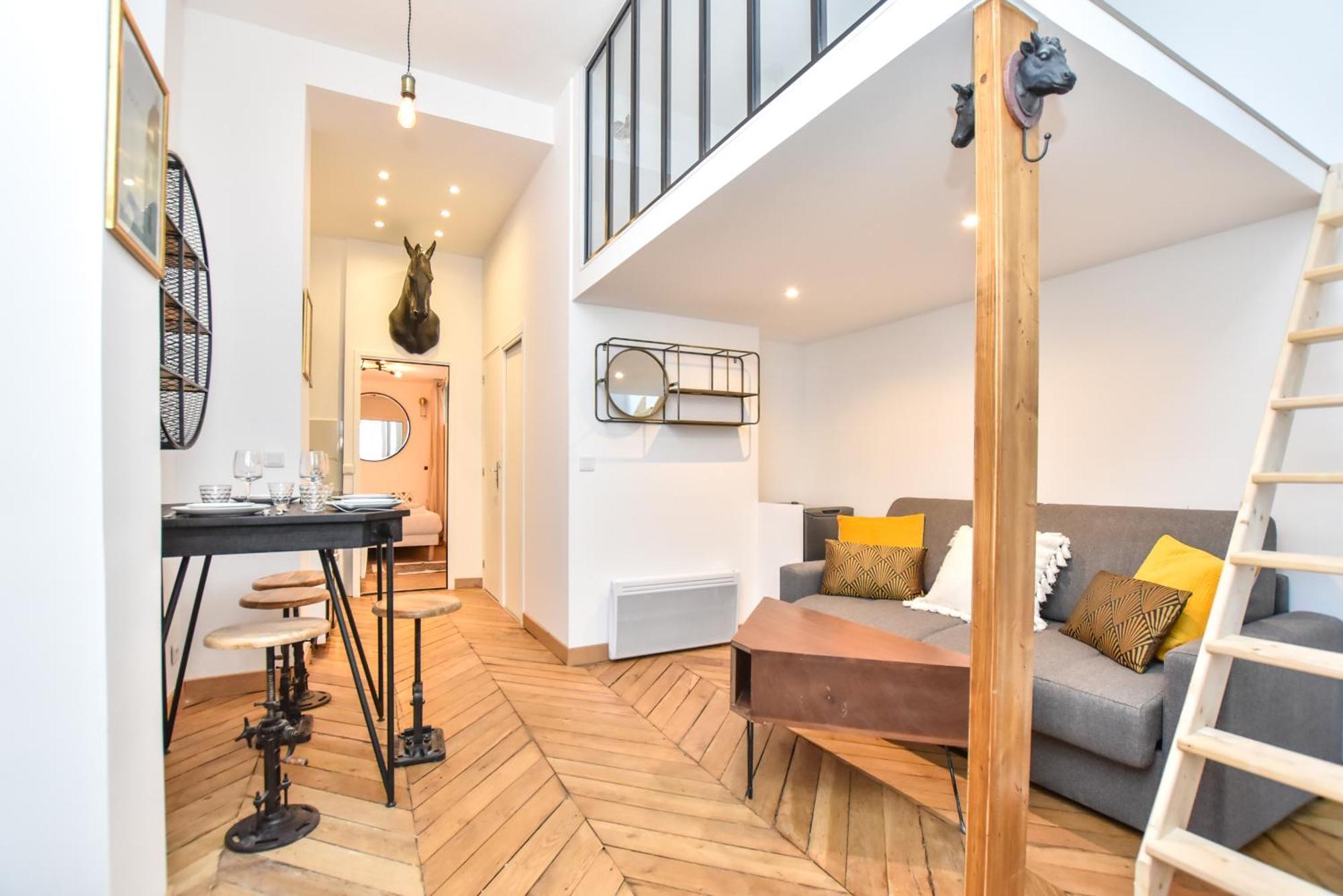 Cozy Nest Just Steps Away From The Lively Nation District Appartamento *