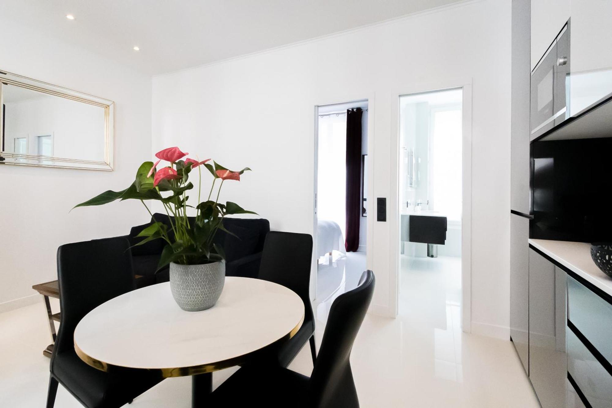 Champs-Elysees Executive Apartment *