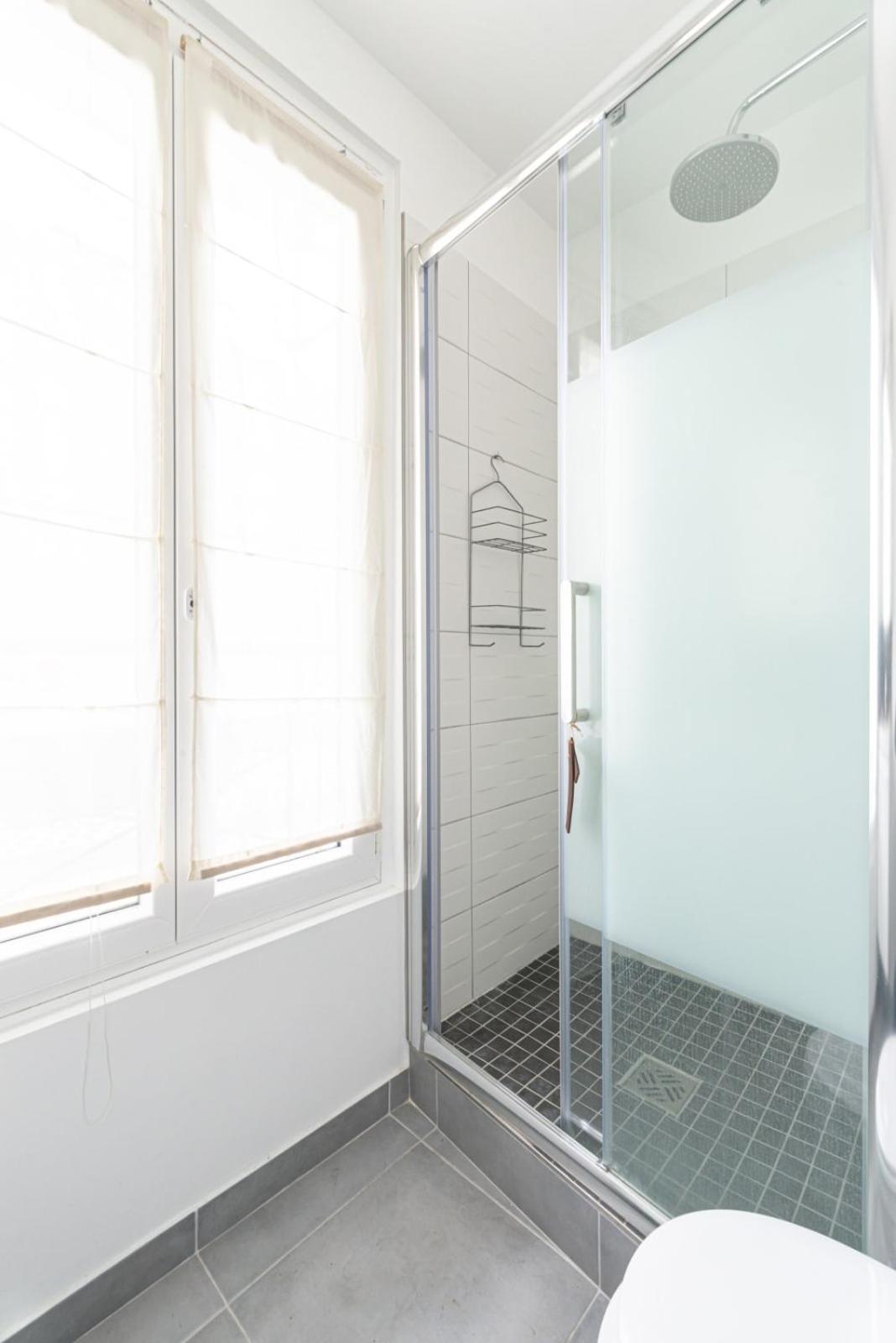 Beautiful And Bright Studio Near Belleville Parigi