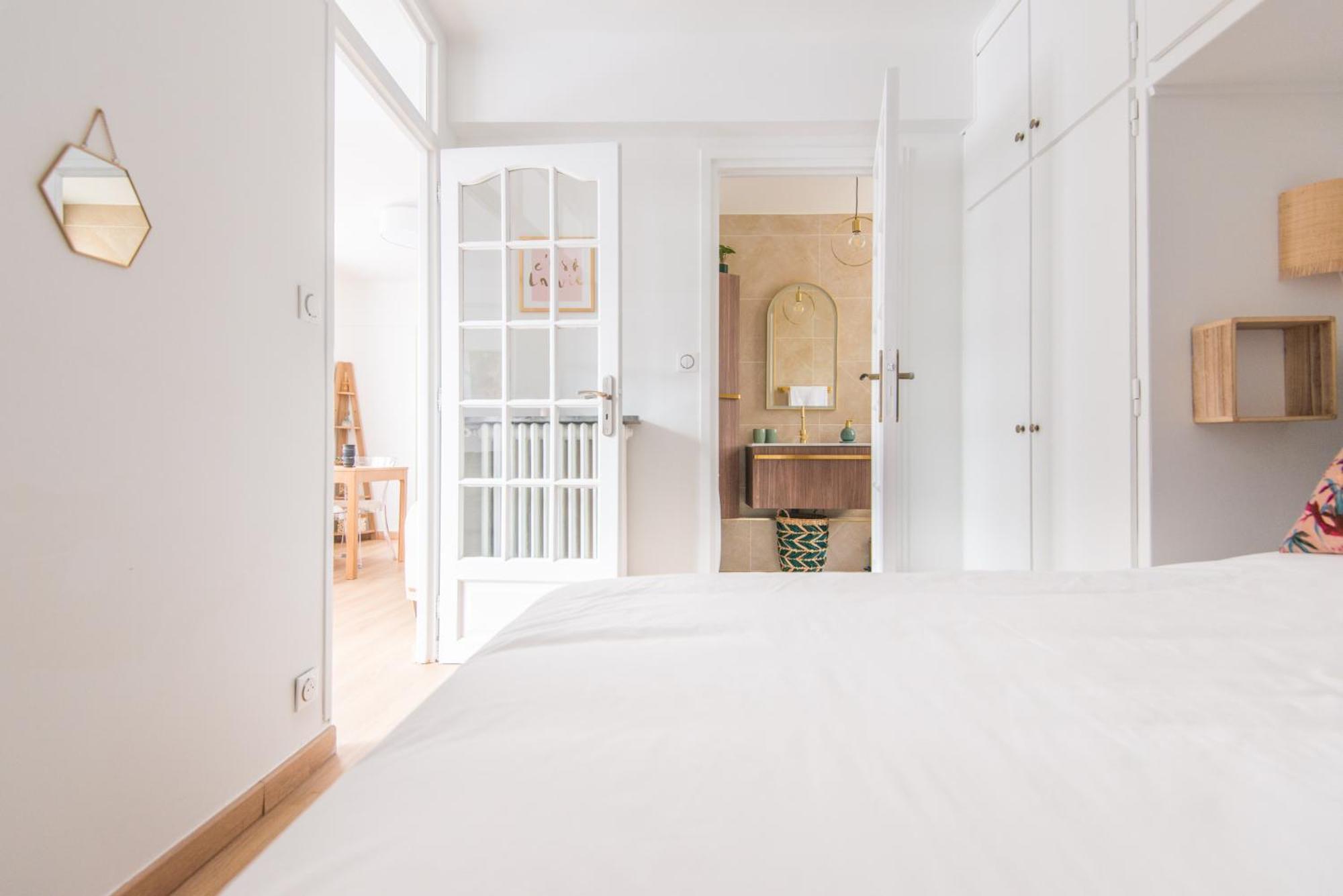 Luxury Art Deco Elegant Escape By Eiffel Tower *