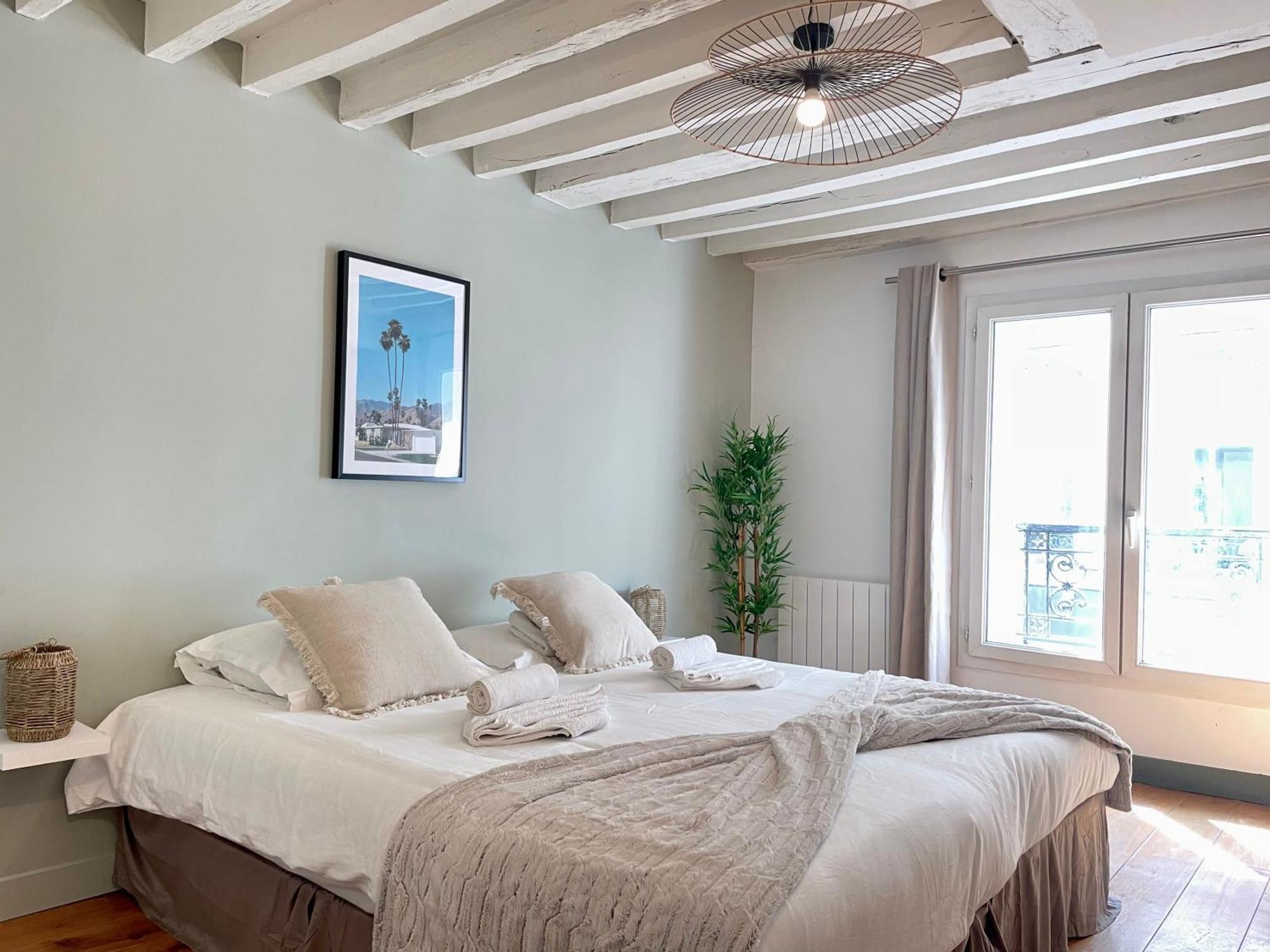 Apartment Unique Authentic In Le Marais Paris