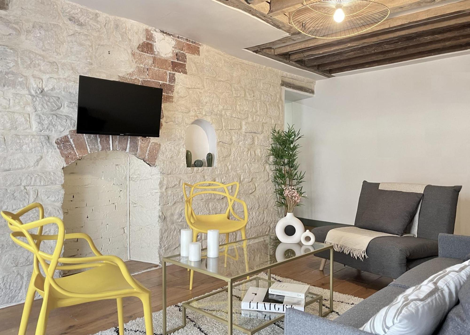 Unique Authentic In Le Marais Apartment