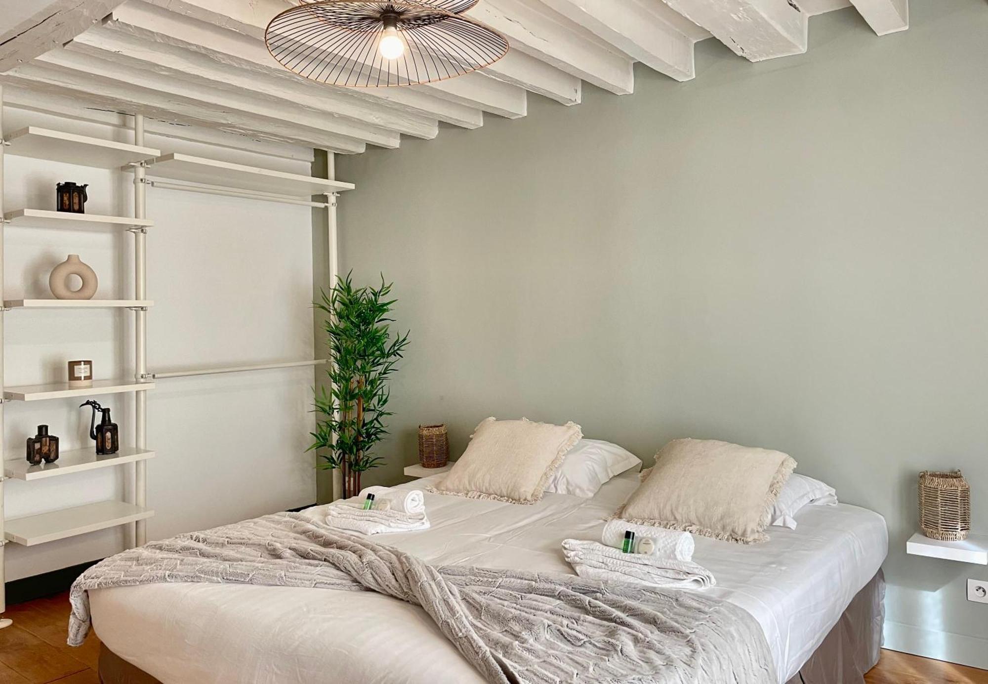 Unique Authentic In Le Marais Apartment *