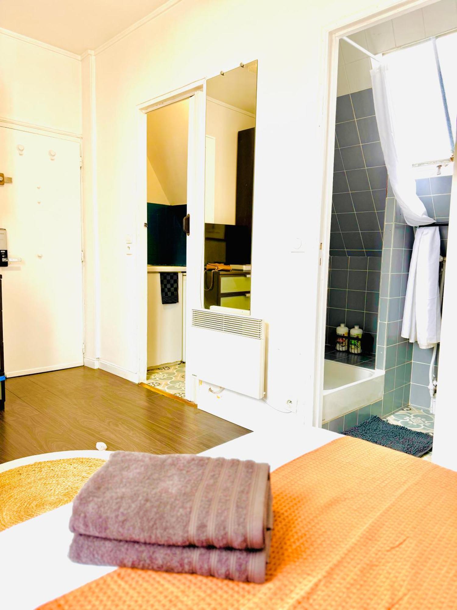Cosy Place Entre L'arc De Triomphe Et Les Champs-elysees Homestay *