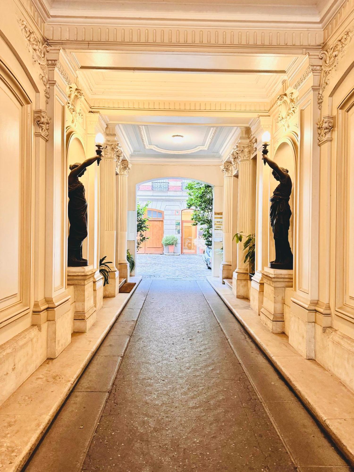 Cosy Place Entre L'arc De Triomphe Et Les Champs-elysees Homestay *