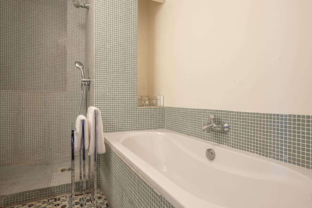 Appartamento 20 Eme Rue Des Vignoles Au 6 Eme Ciel Parigi