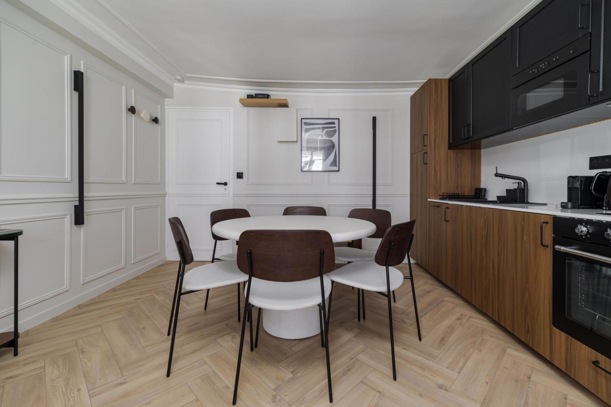 Poetic - Louvre Apartment *