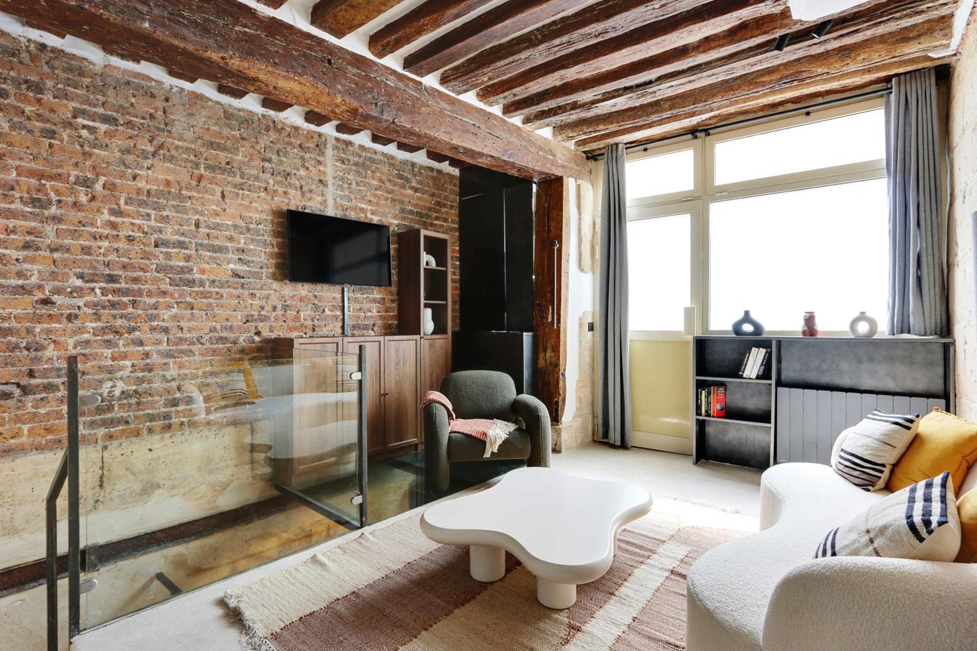Apartment Refinement & Parisian Charm - Marais *