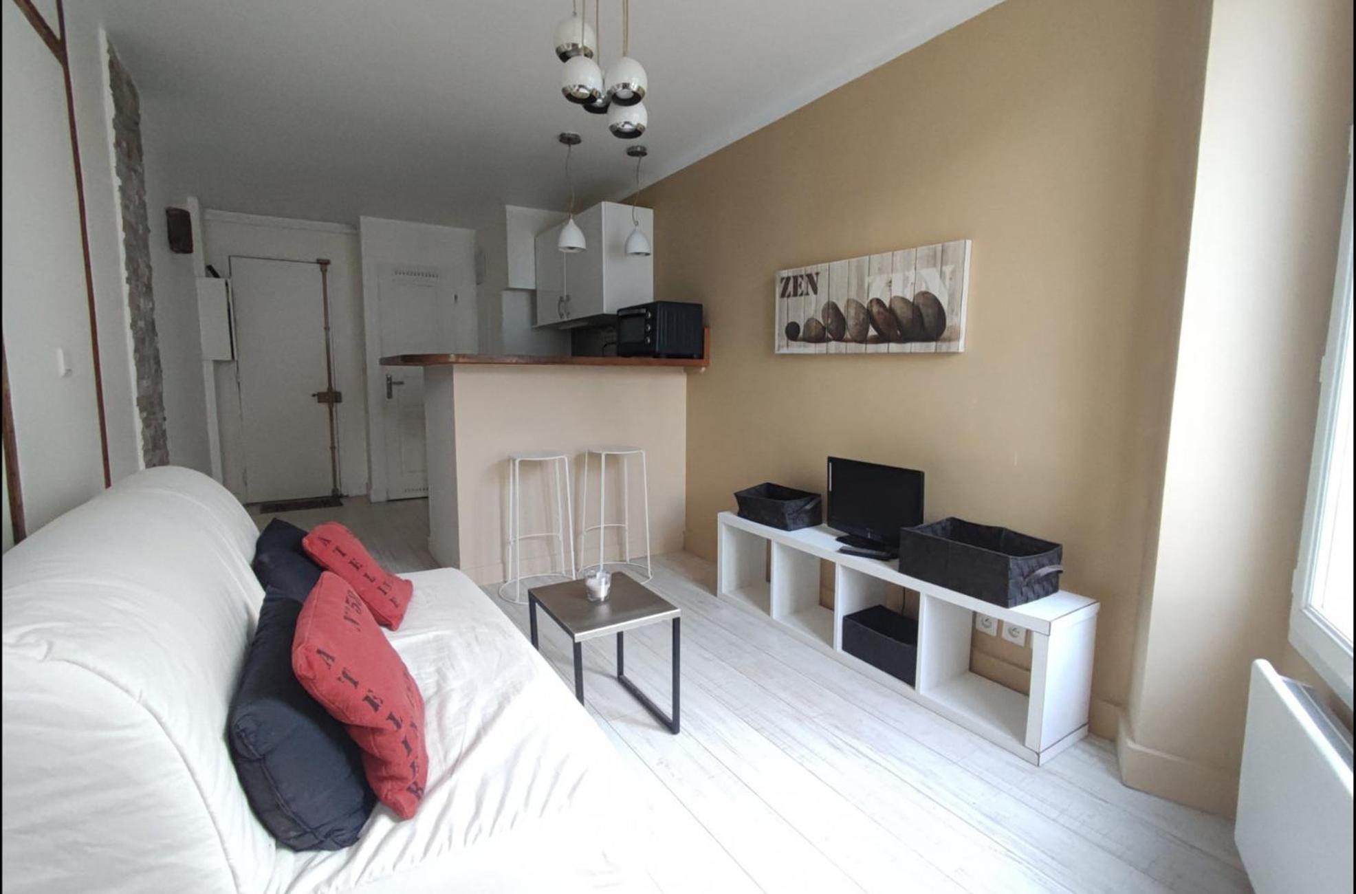 Studio Near Montmartre And Place De Clichy, Bright Sunny 4th Floor Paris