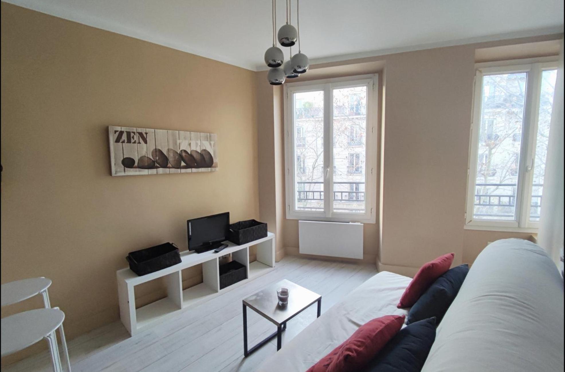 Studio Near Montmartre And Place De Clichy, Bright Sunny 4th Floor * Paris