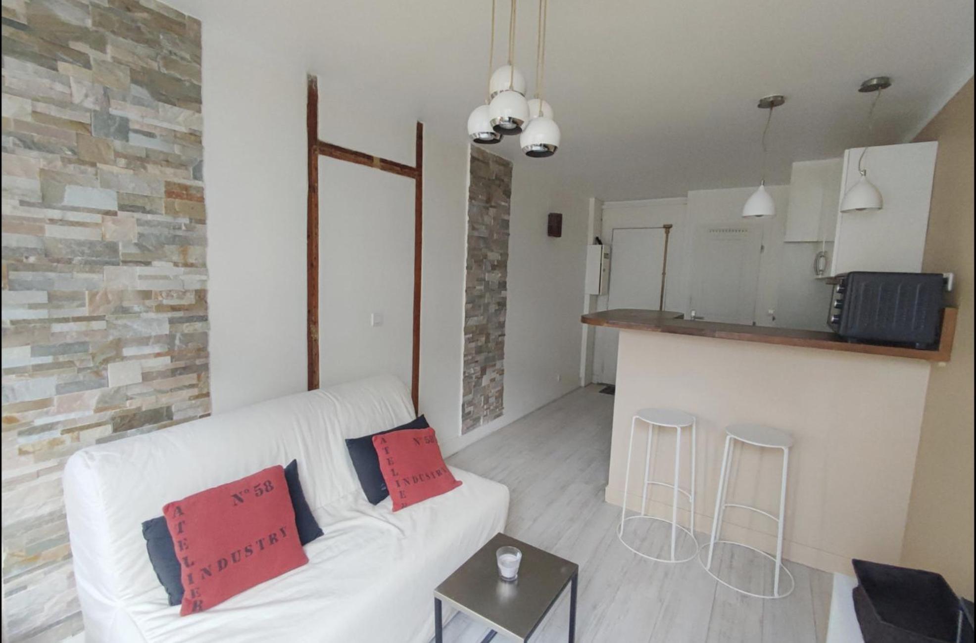 Studio Near Montmartre And Place De Clichy, Bright Sunny 4th Floor