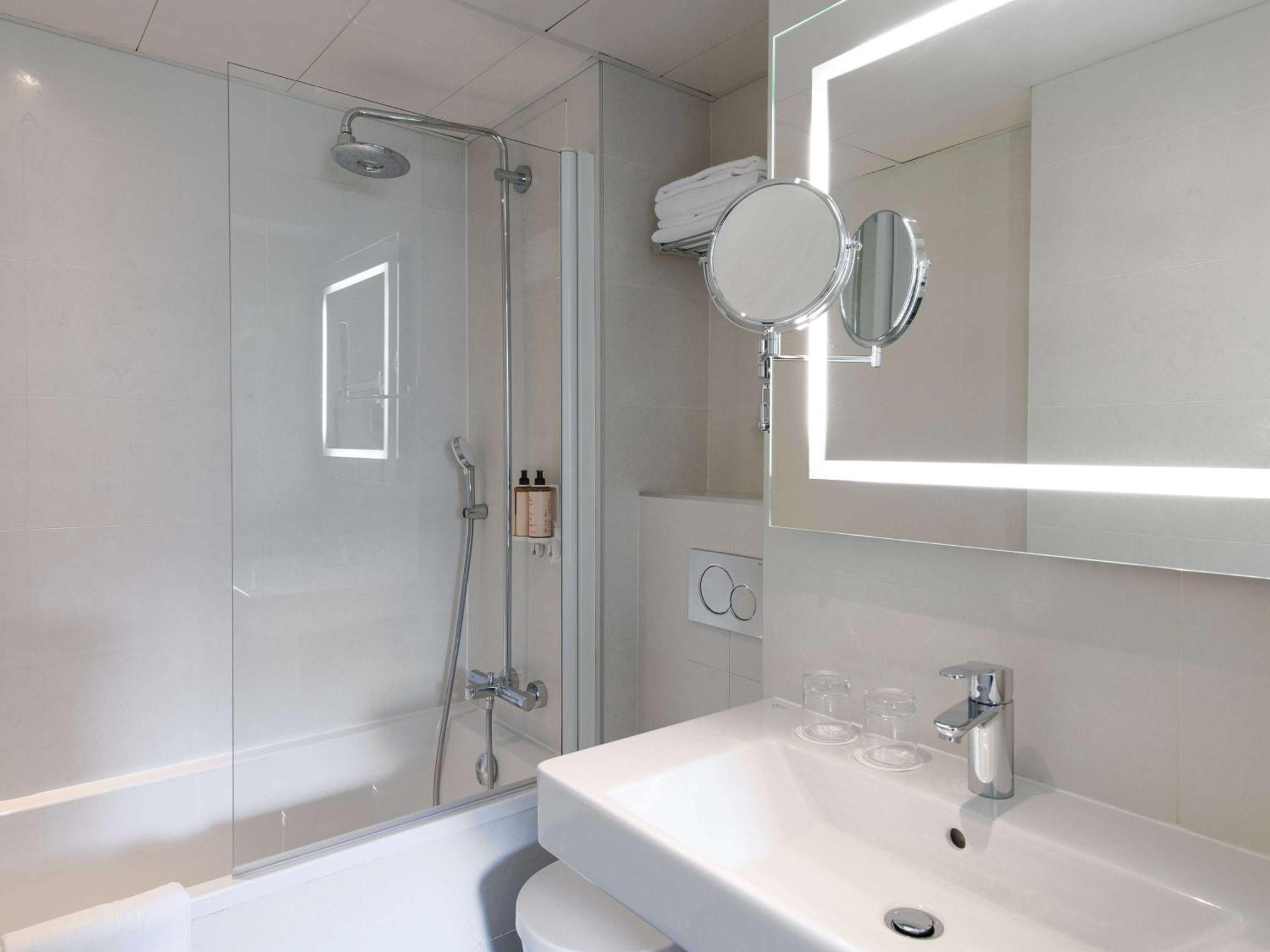 Hotel Mercure Montparnasse Raspail 4*