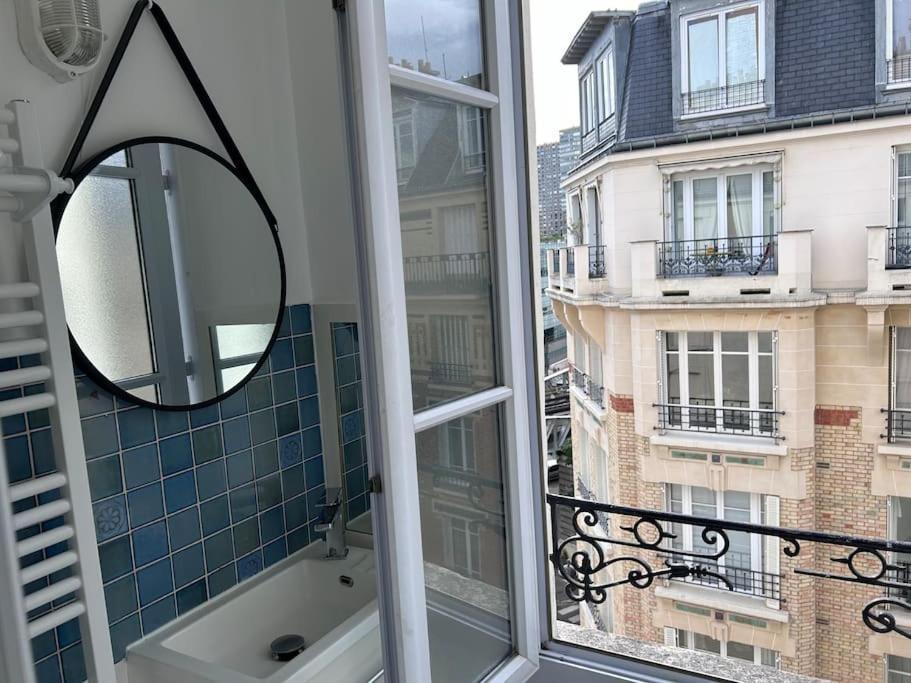 Elegant Eiffel Tower View Flat Parigi