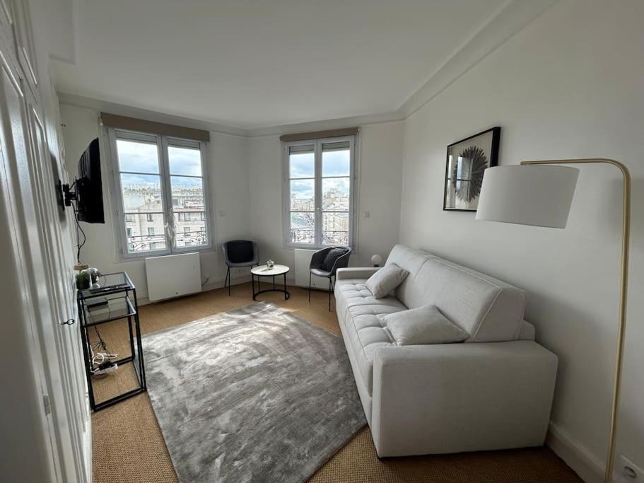 Elegant Eiffel Tower View Flat Appartamento Parigi