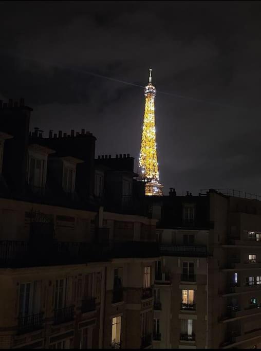 Elegant Eiffel Tower View Flat Appartamento Parigi