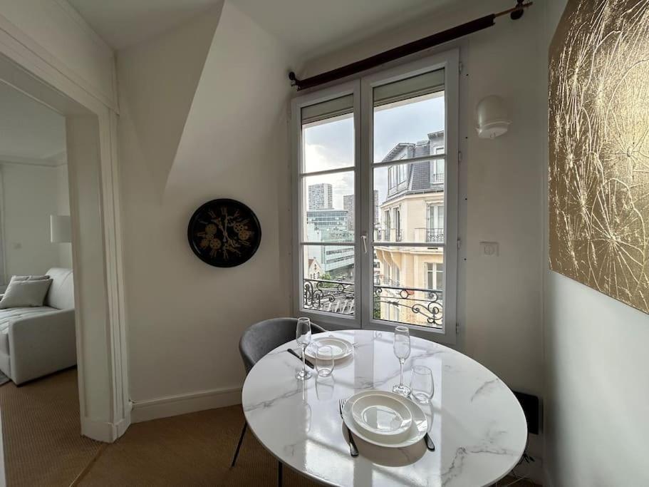 Elegant Eiffel Tower View Flat * Parigi