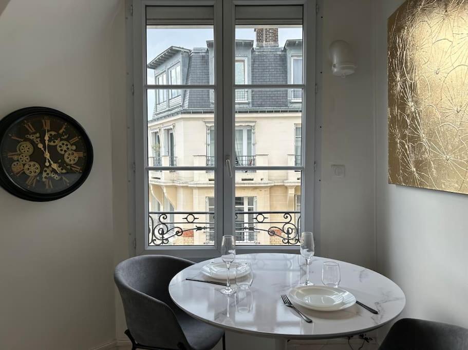 Elegant Eiffel Tower View Flat Appartamento Parigi