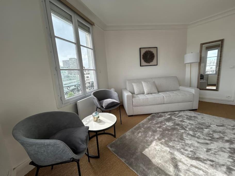 Elegant Eiffel Tower View Flat *