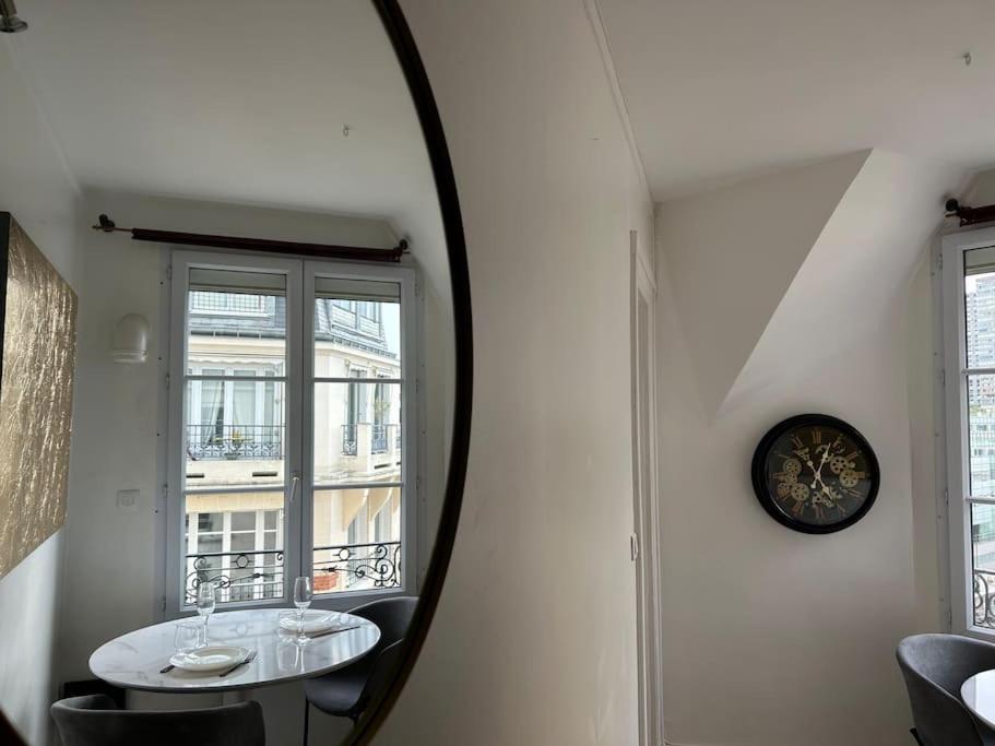 Elegant Eiffel Tower View Flat Parigi