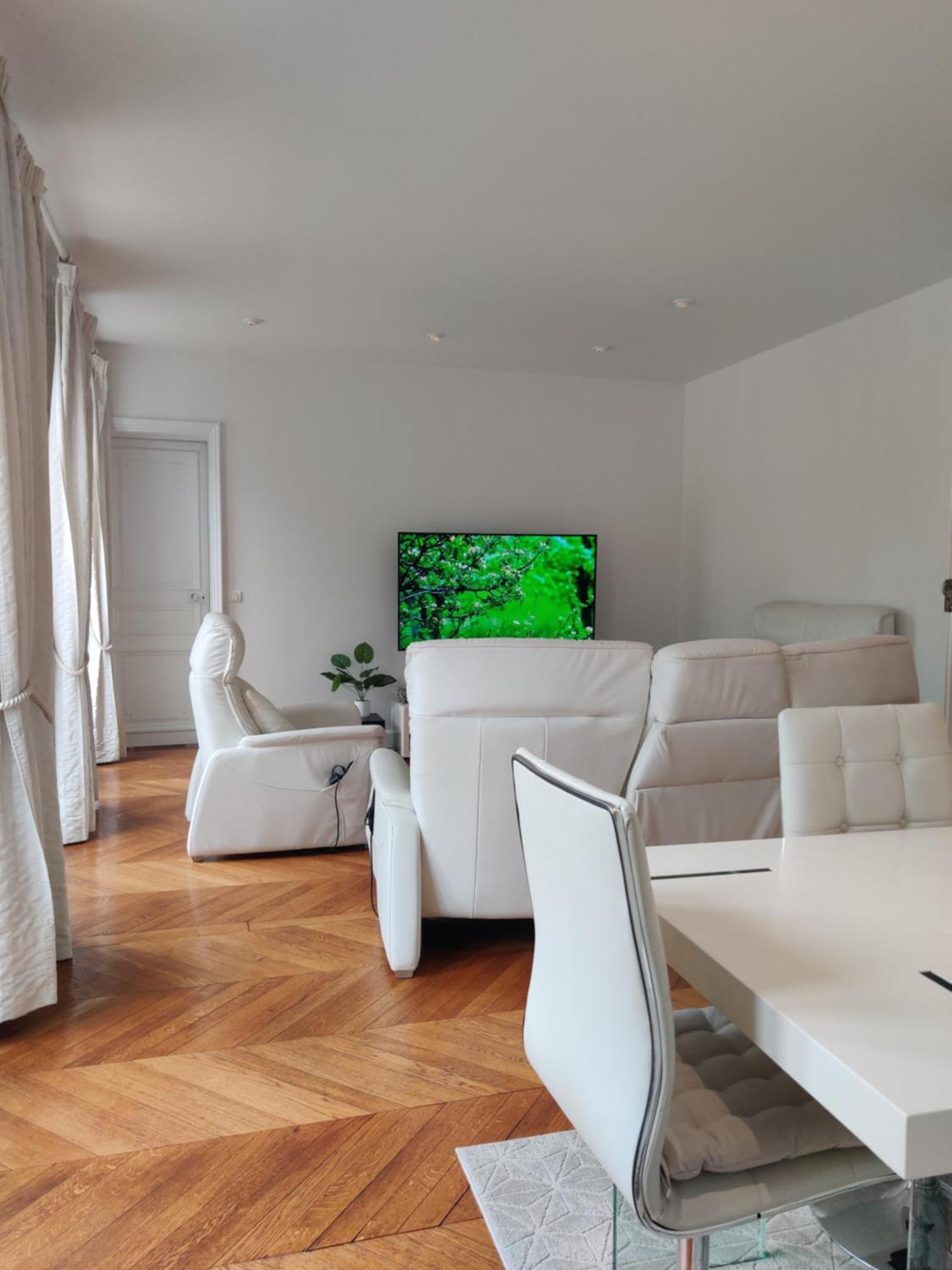 Homestay Eiffel Edge Escape 30 M From Eiffel Tower Paris