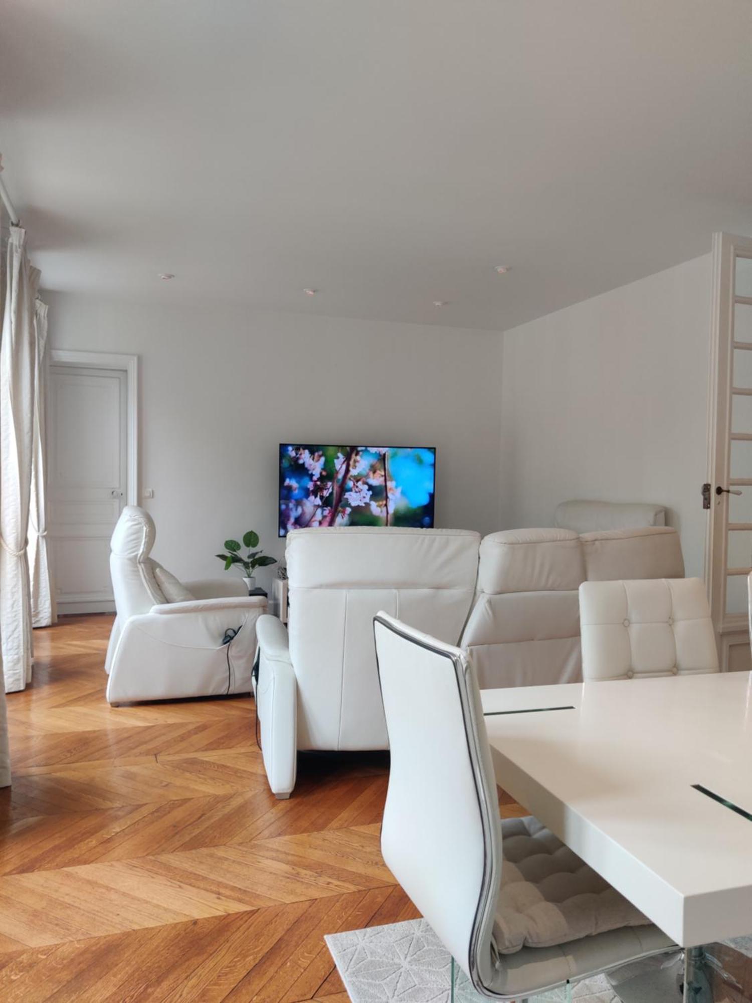 Eiffel Edge Escape 30 M From Eiffel Tower Homestay *
